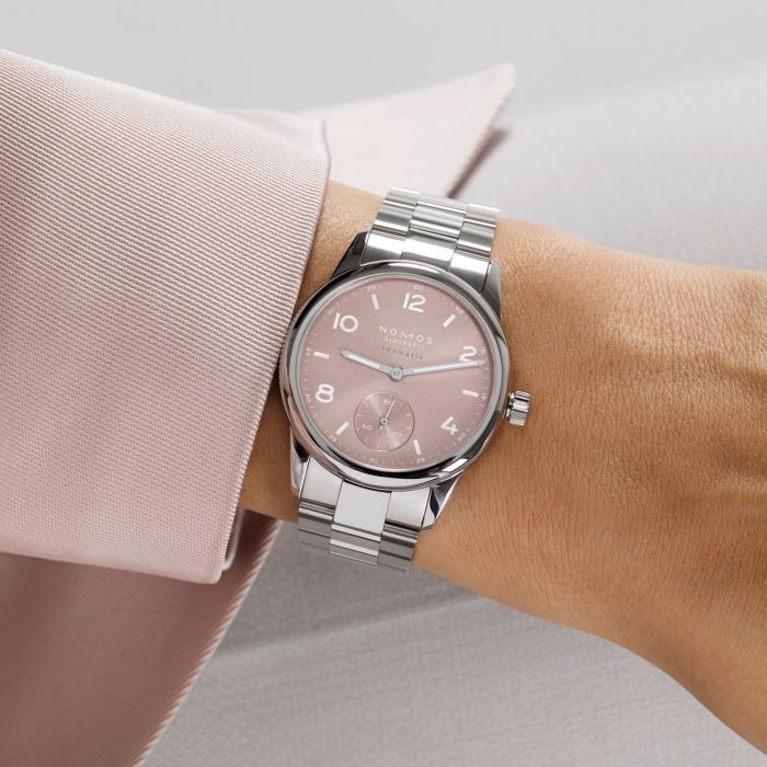 Club Sport neomatik 34 rosé am Handgelenk