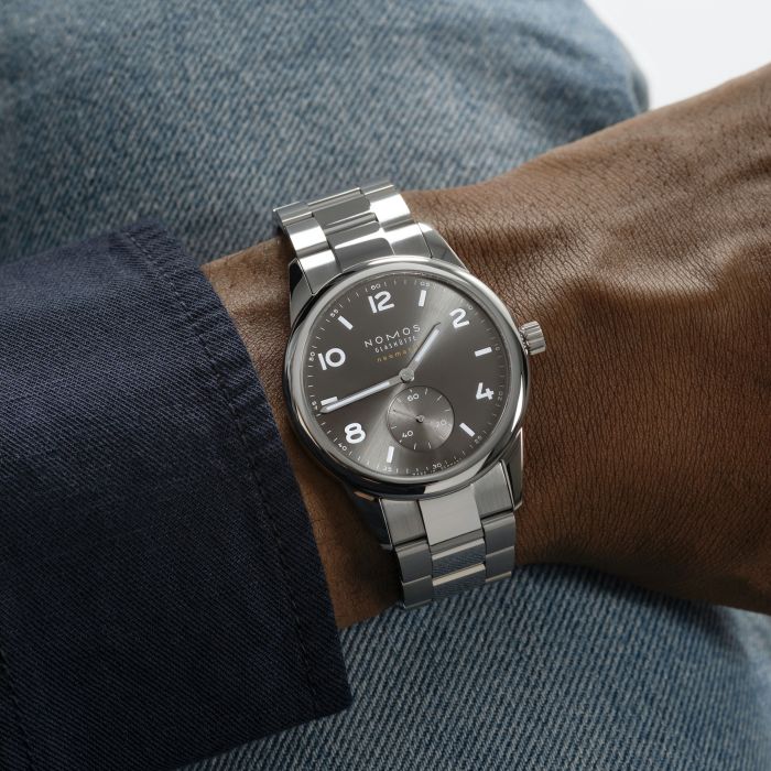 NOMOS  Club Sport neomatik 39 smoke am Handgelenk