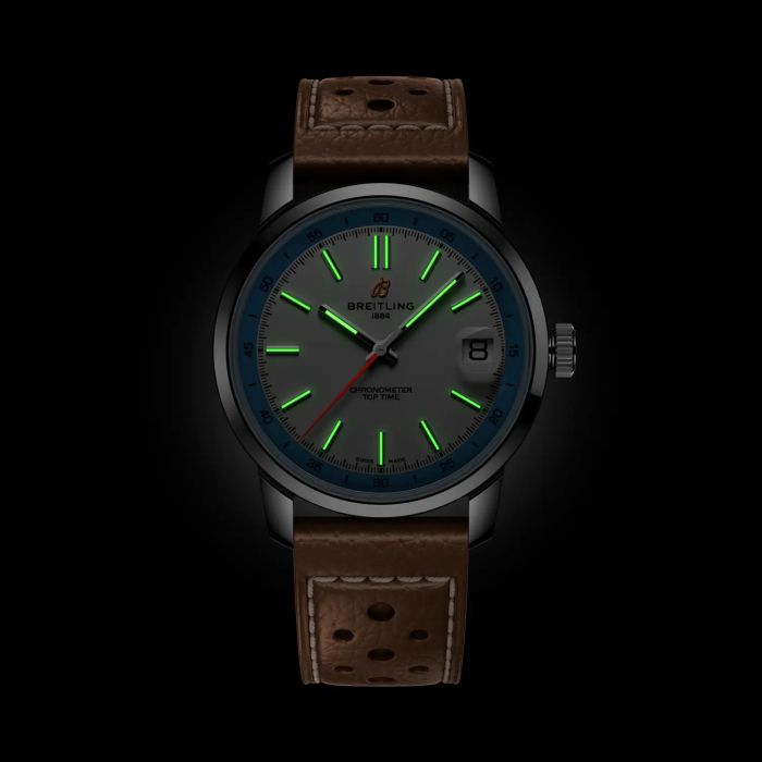 Dank Lume leuchten Indizes und Zeiger der BREITLING Top Time B31  im Dunkeln