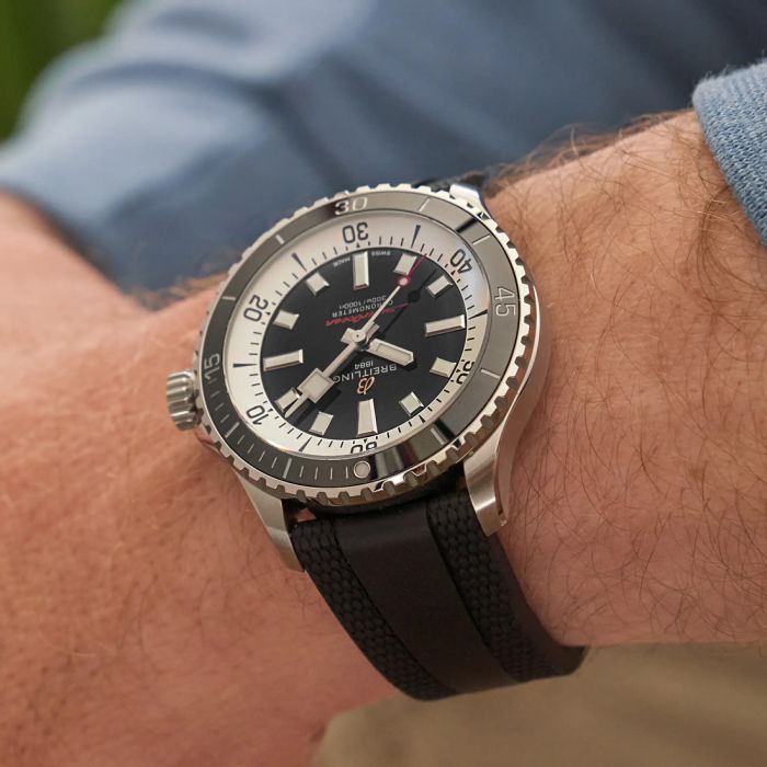 BREITLING Superocean Automatic 42 am Handgelenk