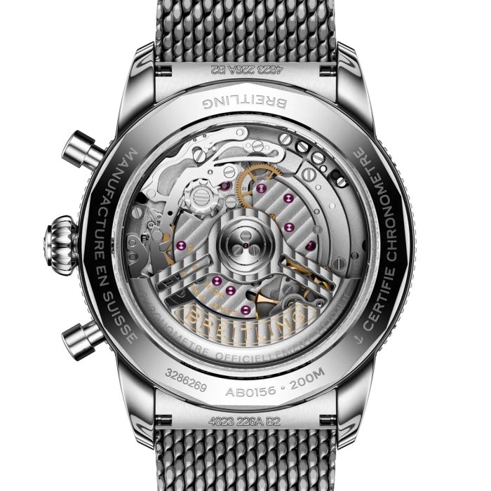 Blick auf das Werk durch den Saphirglasboden der BREITLING Superocean Heritage B01 Chronograph 42