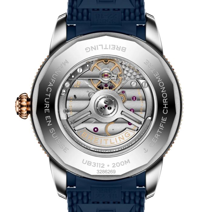 Blick durch den Glasboden auf das Manufakturwerk der BREITLING Superocean Heritage B31 Automatic 44