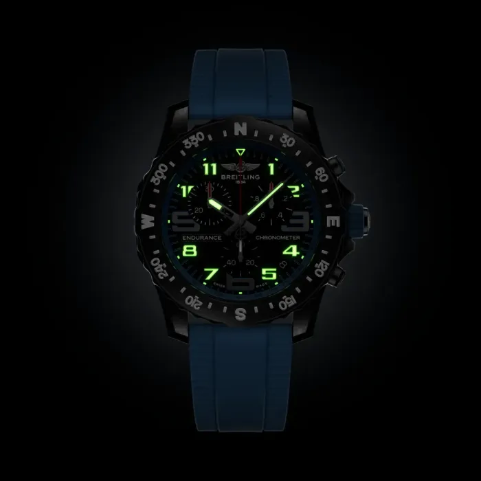 BREITLING Professional Endurance Pro 44 mit Superluminova-Leuchtbeschichtung für optimale Ablesbarkeit bei Dunkelheit