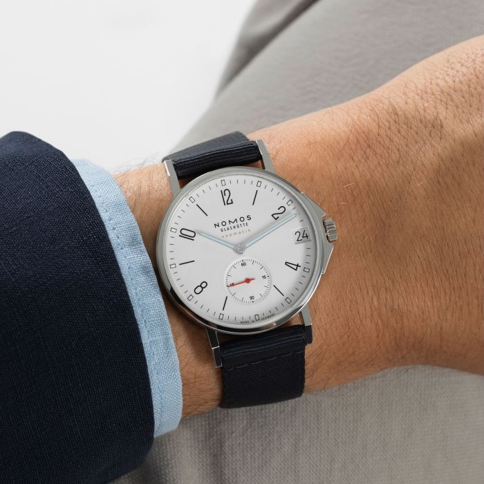 NOMOS  Ahoi neomatik 38 Datum am Handgelenk
