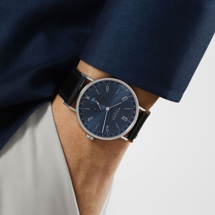 NOMOS Tangente 2date blau am Handgelenk