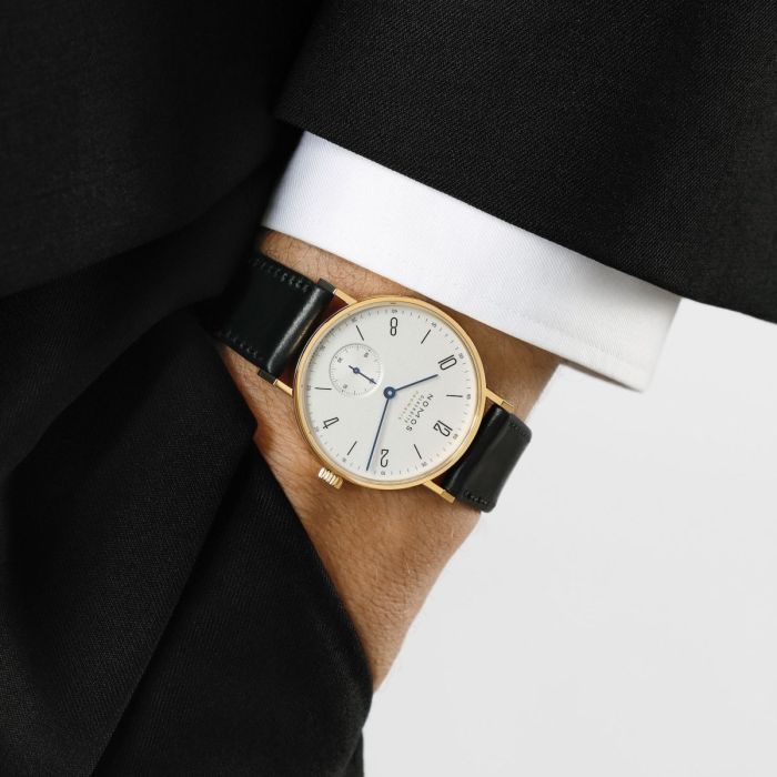 NOMOS Tangente Gold neomatik am Handgelenk