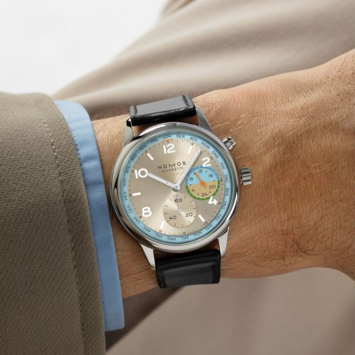  Club Sport neomatik Weltzeit Roam am Handgelenk