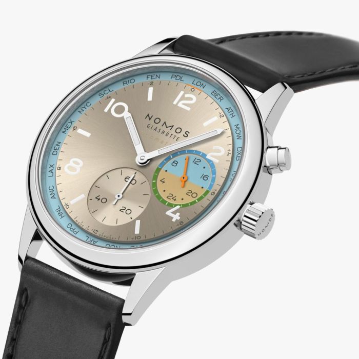  Club Sport neomatik Weltzeit Roam in seitlicher Ansicht