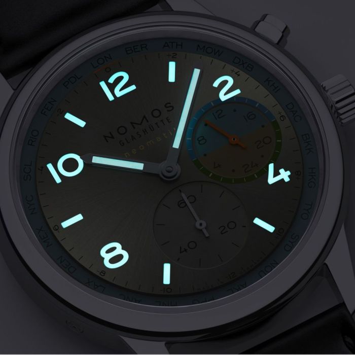 blau nachleuchtende Superluminova für gute Ablesbarkeit im Dunkeln