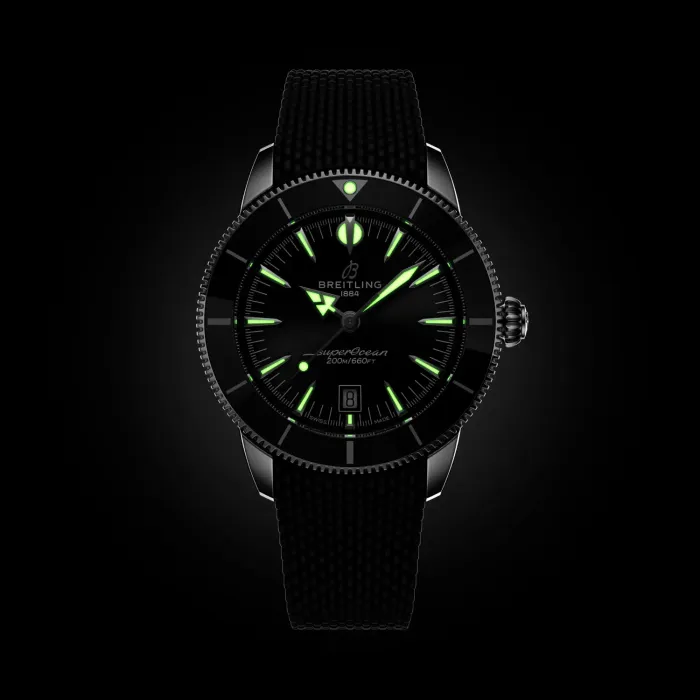 Nächtliches Zifferblatt der Breitling Superocean Heritage mit leuchtenden Zeigern und Indizes.