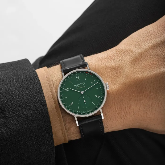NOMOS  Tangente neomatik 38 Update waldgrün am Handgelenk