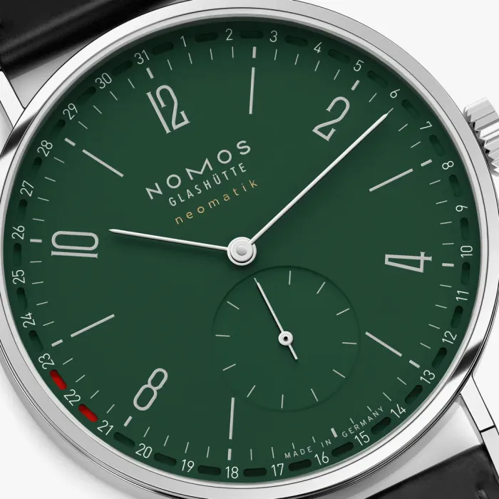 Nahansicht des Zifferblatts der NOMOS  Tangente neomatik 38 Update waldgrün
