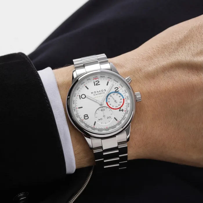 NOMOS  Club Sport neomatik Weltzeit am Handgelenk