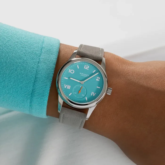 NOMOS Club Campus endless blue am Handgelenk (Bild zeigt Handgelenksumfang von 16,5 cm)