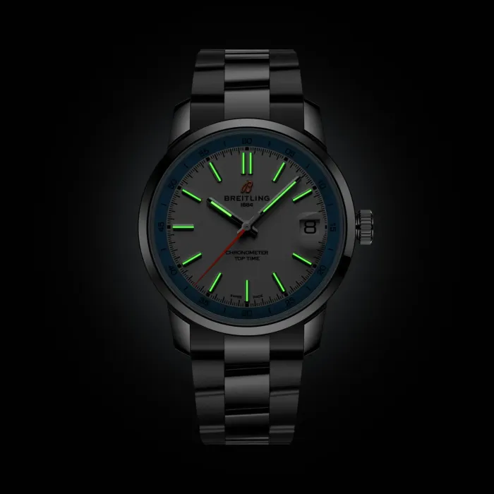 Nachtansicht auf die BREITLING Top Time B31, AB3113281A1A1 (Lume)