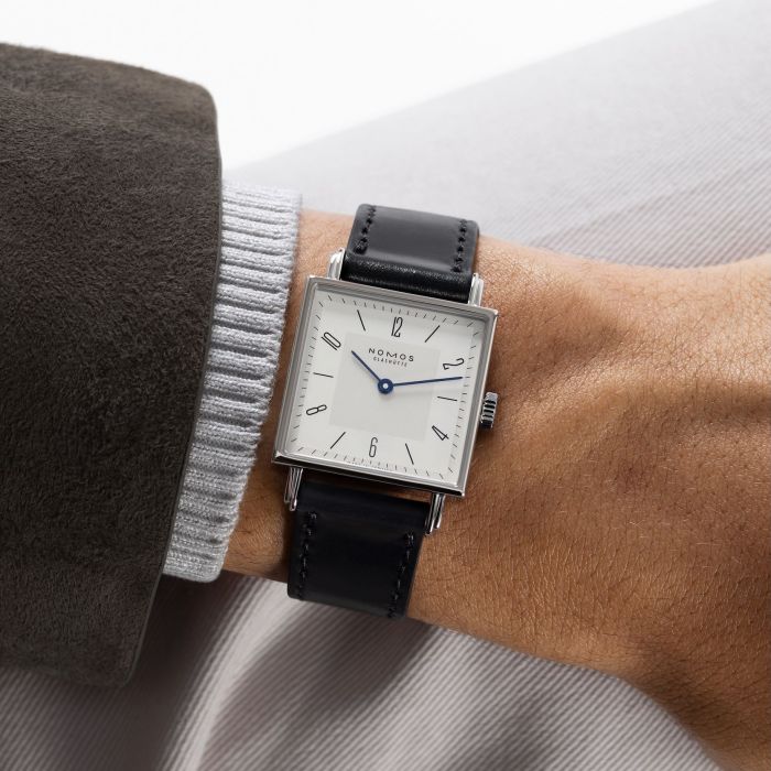 NOMOS Tetra 27 Duo am Handgelenk