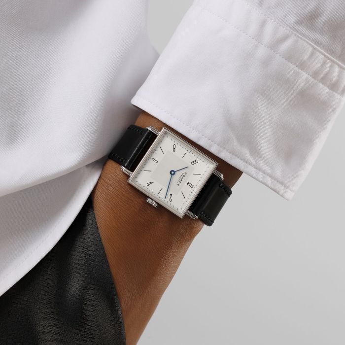 NOMOS Tetra 27 Duo am Handgelenk