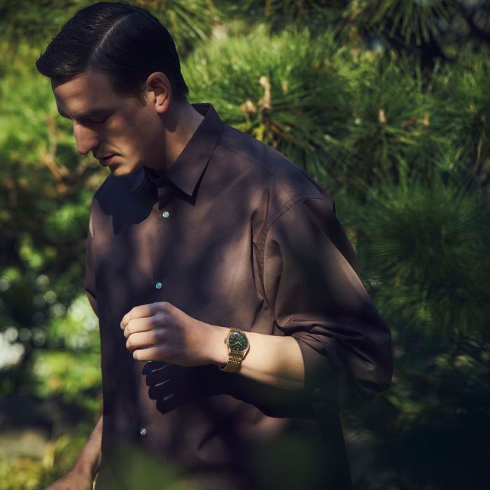 Mann mit der Seiko Presage Classic Series „Tradman’s Bonsai“ am Handgelenk.