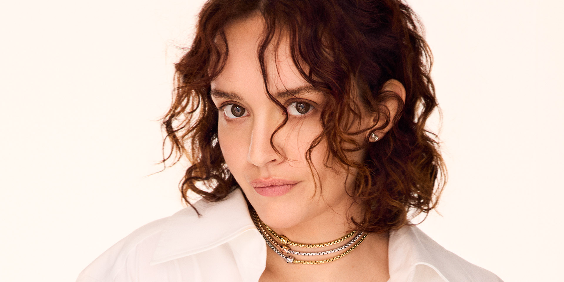 weibliches Model mit Armschmuck von Fope