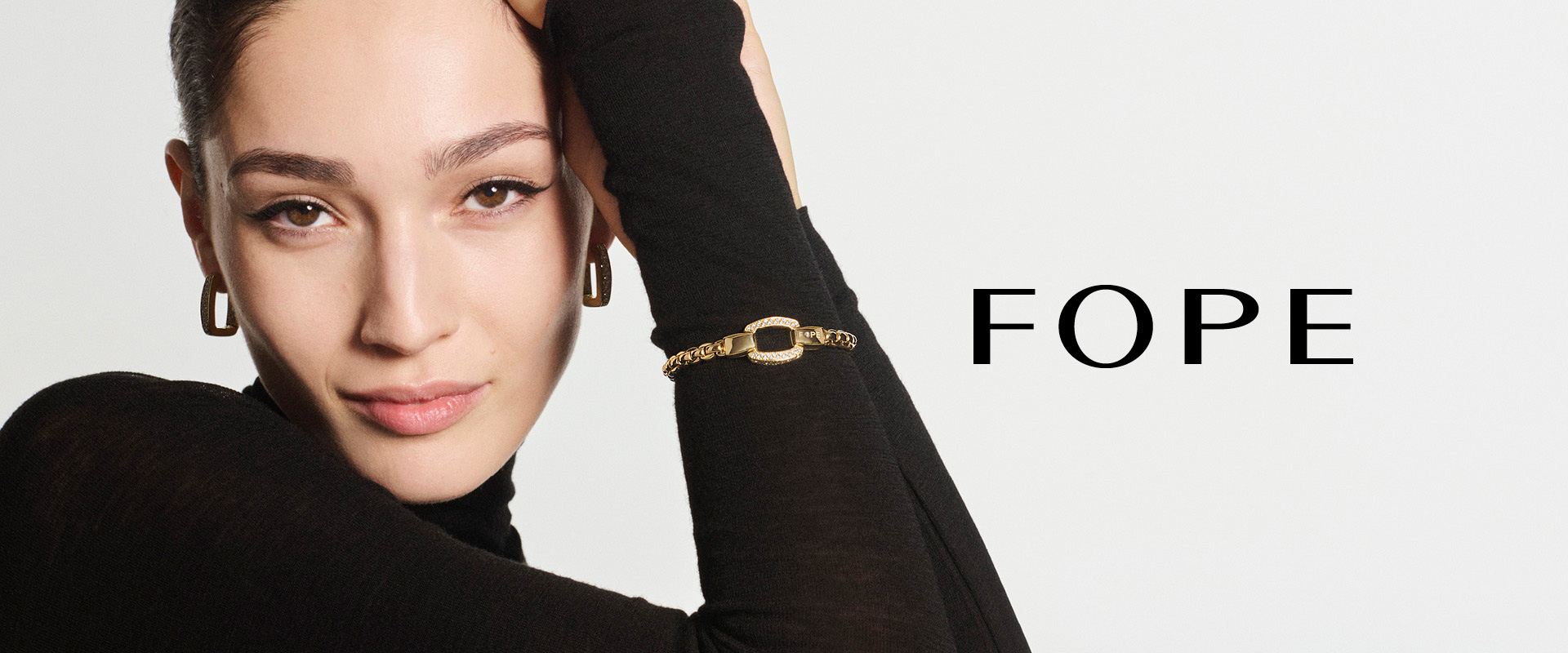 weibliches Model mit Fope-Schmuck