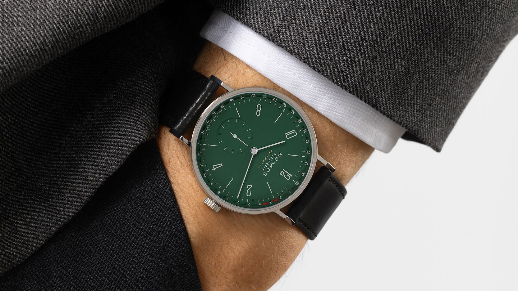 Tangente neomatik 38 Update waldgrün am Handgelenk