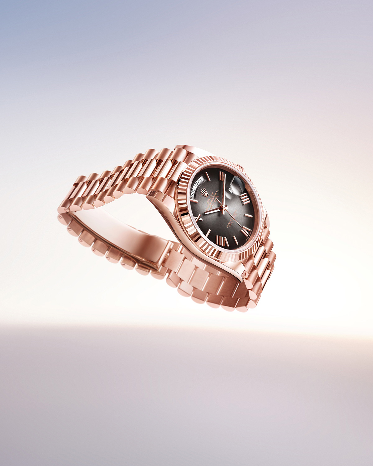 Die Day Date 40 zeigt sich erstmals mit Ombré-Zifferblätter in Schiefergrau ombré.