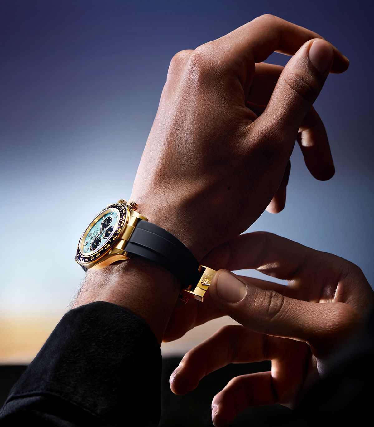 Uhr in 18 Karat Gelbgold mit schwarzer Cerachrom-Lünette sowie der berühmten Tachymeterskala und einem mit Oysterlock-Sicherheitsfaltschließe ausgestattetem Oysterflex-Band