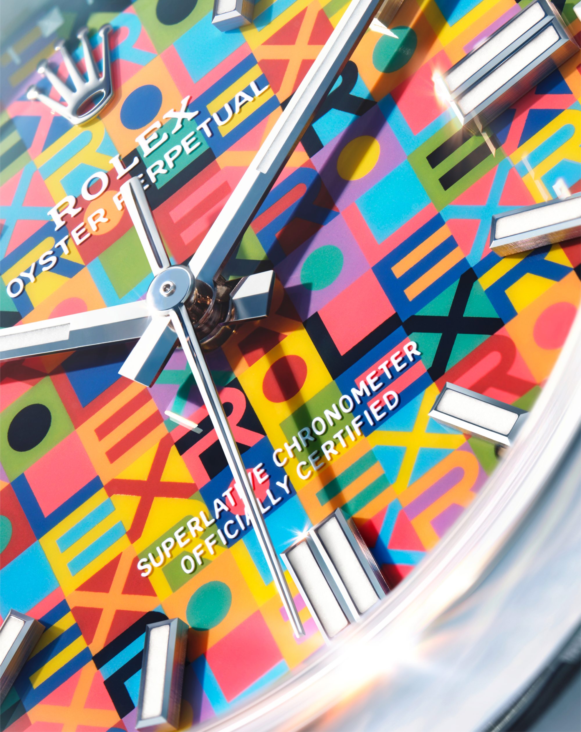 Das Zifferblatt zeigt ein grafisches, farbenfrohes Motiv