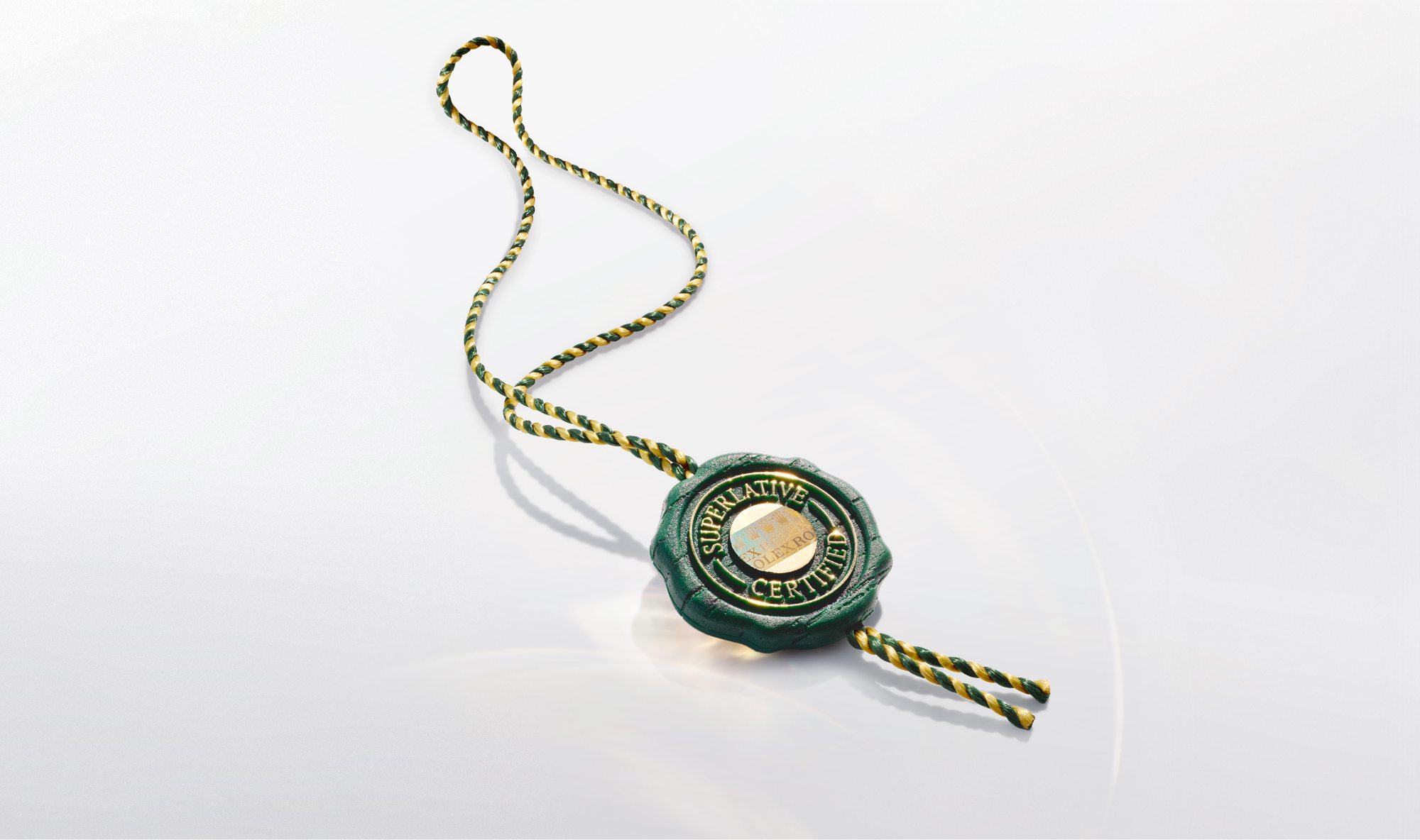 Das grüne Siegel, mit dem jede Rolex Uhr versehen ist, bürgt für den Status „Superlative Chronometer“, der mit einer internationalen Fünfjahresgarantie verbunden ist.