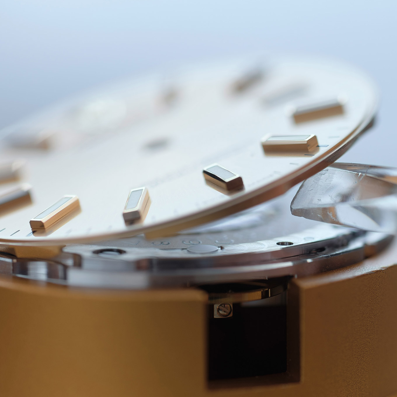 Vorsichtiges Anheben des Zifferblatts einer zerlegten Rolex Uhr