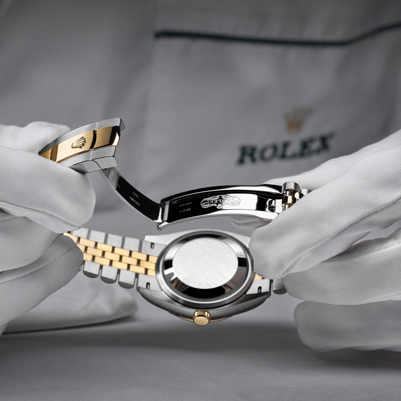 Prüfen eines Faltschließenarmbands einer Rolex Uhr